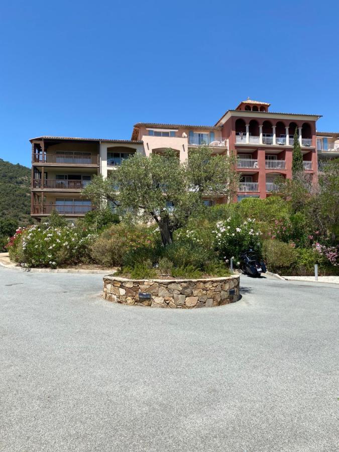 Appart. Vue Mer Avec Piscine - Golfe De St Tropez เลอิสซ็องเบรอ ภายนอก รูปภาพ